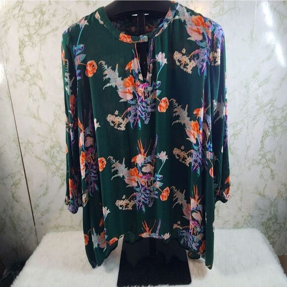 WORLD MARKET Beautiful Floral Top - Picture 1 of 11